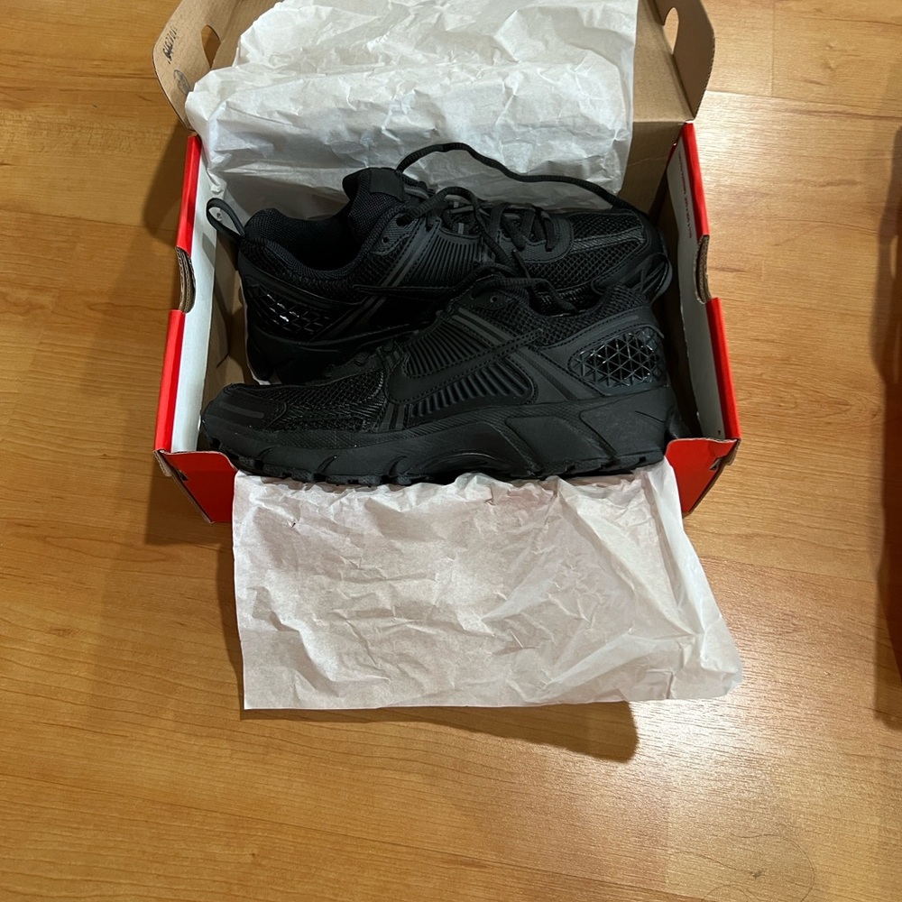 Nike Vomero 5 (6Y).  Brand New in box.